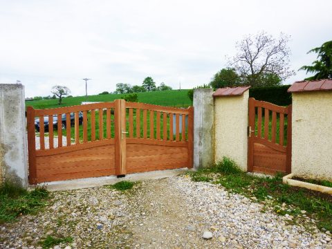 Portail en bois exotique à chapeau de gendarme à Saint Jean de Bournay