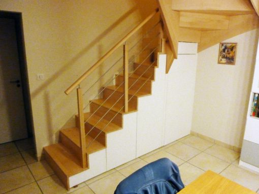 Escalier contemporain avec son agencement laqué, sa légèreté n’entrave en rien son espace de rangement