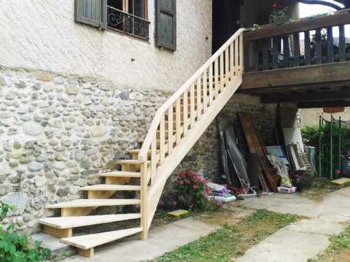 Escalier extérieur en mélèze avec barrière similaire à l’existante, vers Voiron (Isère)