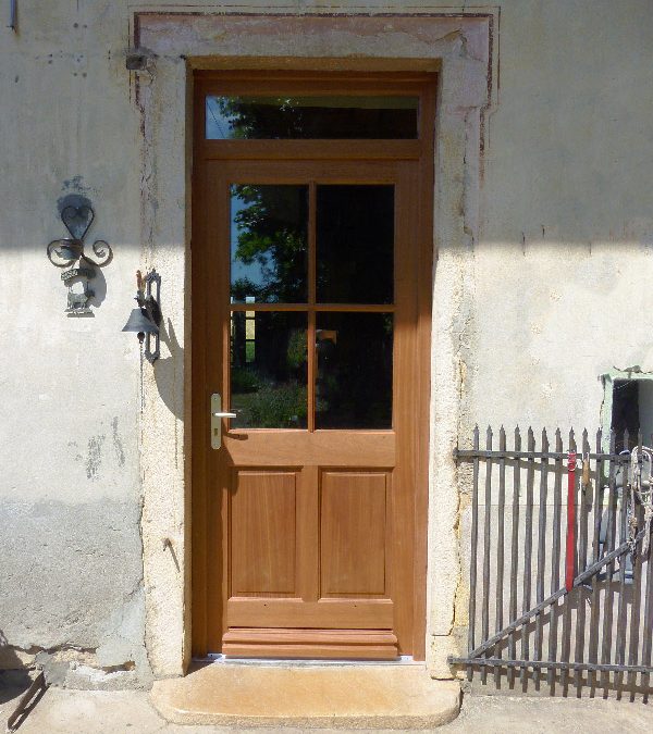Porte d’entrée en bois exotique avec petits bois et panneaux plates-bandes, style traditionnel
