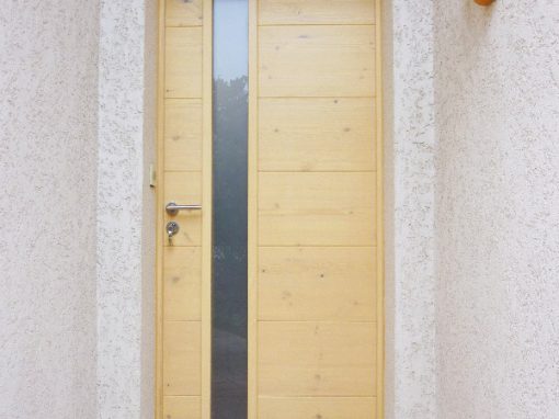 Porte d’entrée contemporaine en pin blanchi, charnières renforcées, serrure de sécurité encastrée dans la porte