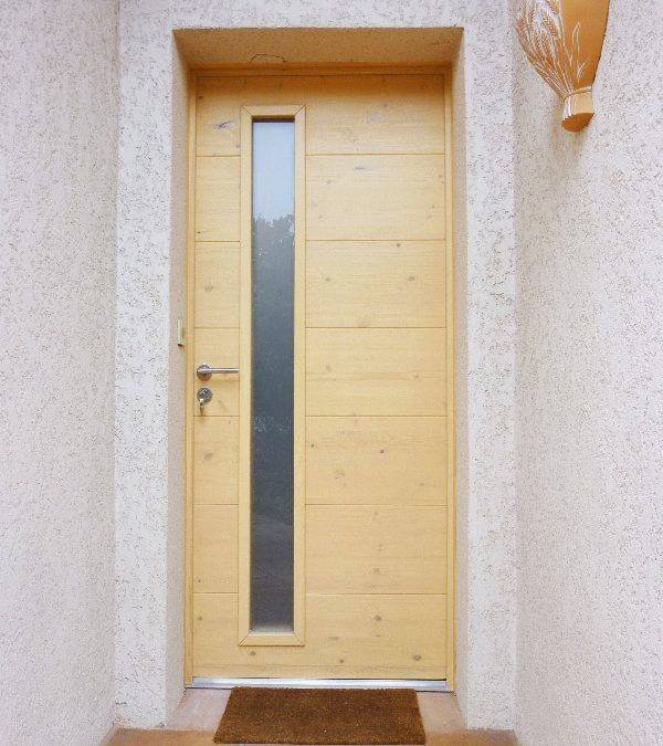 Porte d’entrée contemporaine en pin blanchi, charnières renforcées, serrure de sécurité encastrée dans la porte