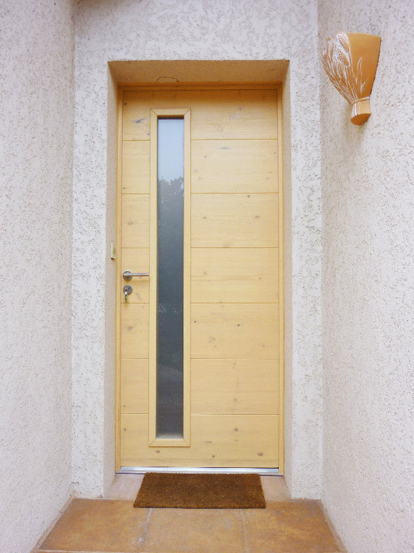 Porte d'entrée contemporaine en pin blanchi, charnières renforcées, serrure de sécurité encastrée dans la porte