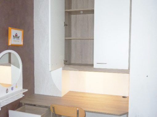 Aménagement d’un coin bureau pour un enfant, en mélaminé, lumière intégrée au meuble haut