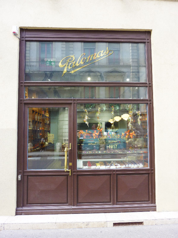 Facade de la chocolaterie Palomas à Lyon - Baguettes rappellant le décor intérieur (voir Agencement), panneaux en pointe de diamant