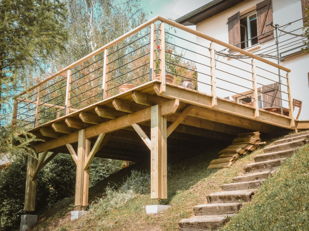 2 - Charpente sous le balcon pour compenser la pente