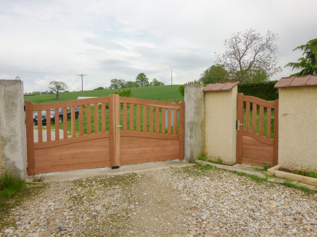 3 - Portail en bois exotique à chapeau de gendarme, à Saint-Jean-de-Bournay