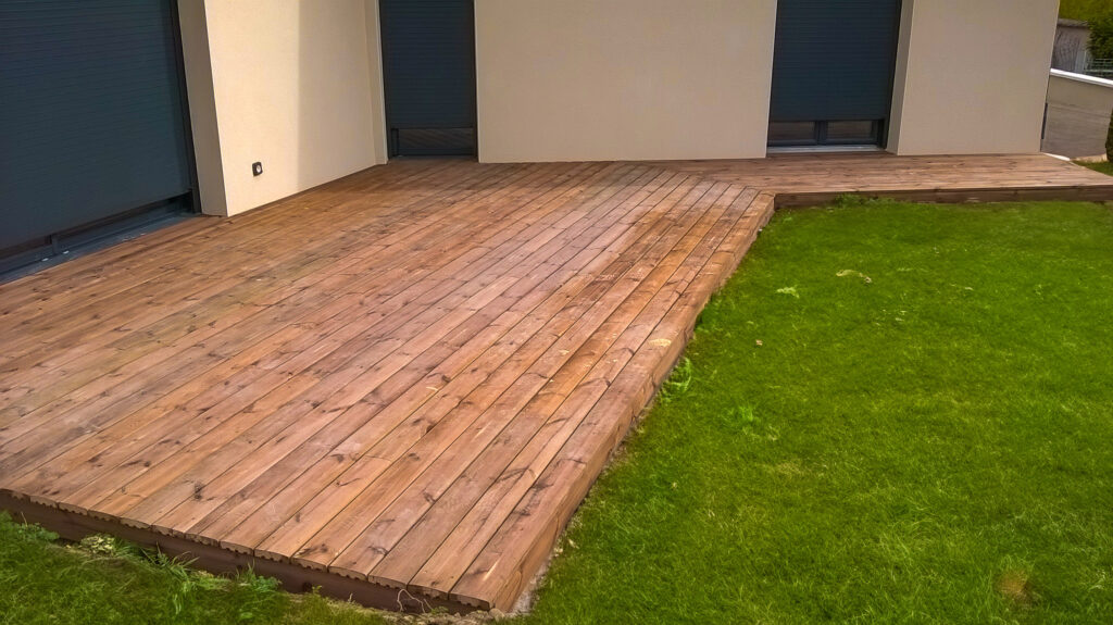 6 - Pose d'une terrasse en pin autoclavé, à Saint Alban de Roche