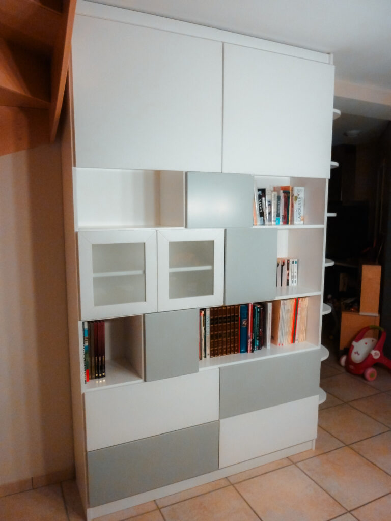 8 - Meuble laqué épuré aux formes géométriques, sans poignées, tiroirs push amortis et portes coulissantes coplanaires