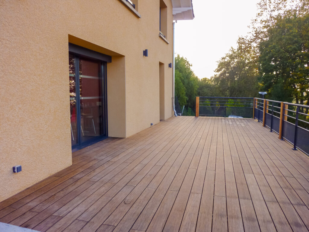 8 - Vue de la terrasse en bambou, traité anti UV également et fixations invisibles