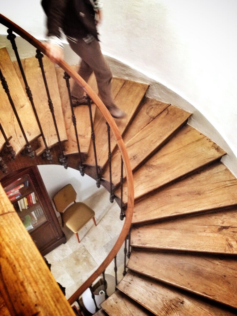 escalier tournant en bois