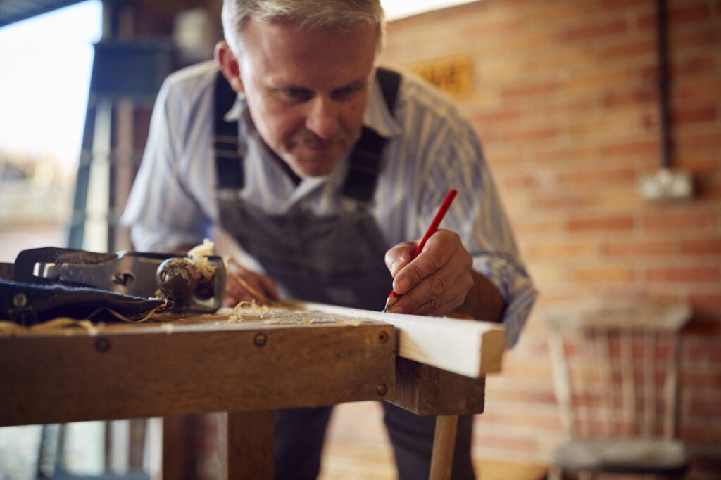 travail d'un artisan menuisier
