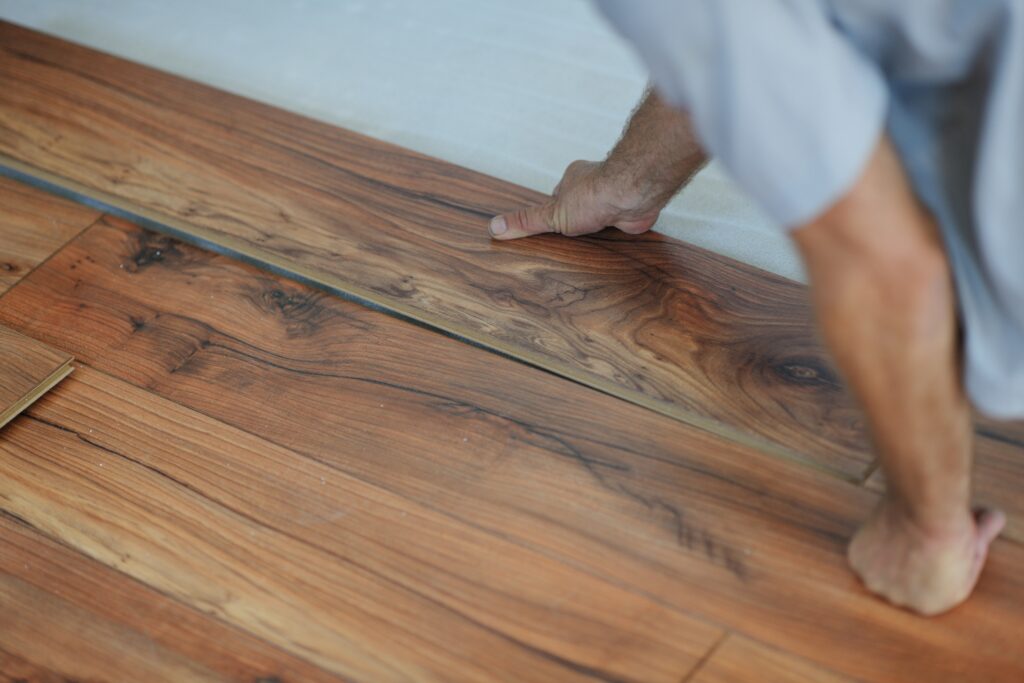 Pose de parquet en bois massif réalisée par un professionnel.
