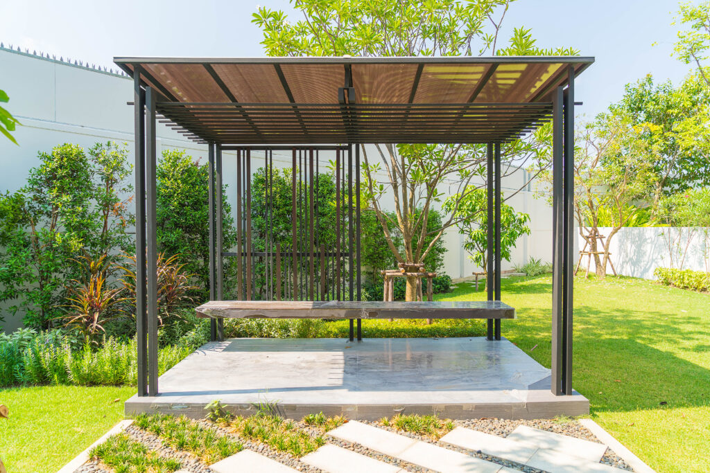 Abri de terrasse sur mesure en bois.