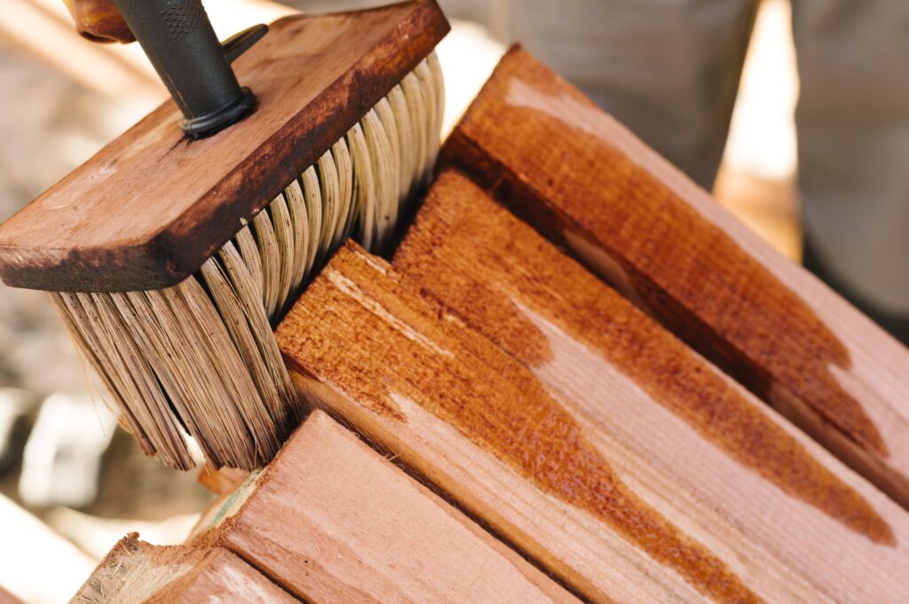 Entretien d'un meuble en bois.